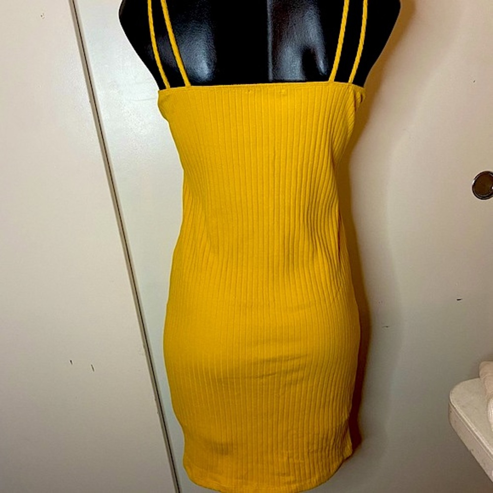 Vibrant yellow dress 🌼 - Picture 2 of 3